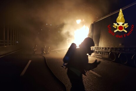 Camion a fuoco in A10