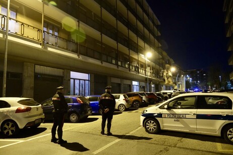 Carabinieri all'esterno del palazzo dove è avvenuto l’omicidio-suicidio a Rivoli (Torino)