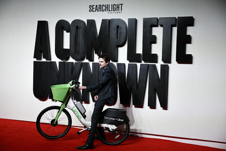 Timothee Chalamet sul red carpet di 'A Complet Unknown' su una bici