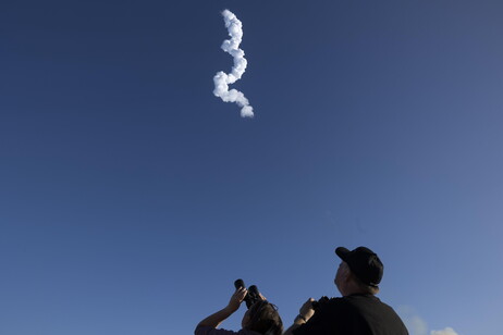 Spectators watch as the SpaceX 'Starship' rocket