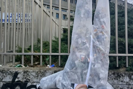 Students hang Musk puppet upside down in Mussolini square (3)