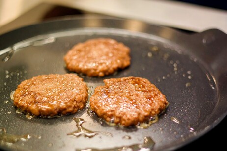 Mosa Burgers con grasso coltivato in un recente evento di degustazione pre-approvazione Credits: Mosa Meat