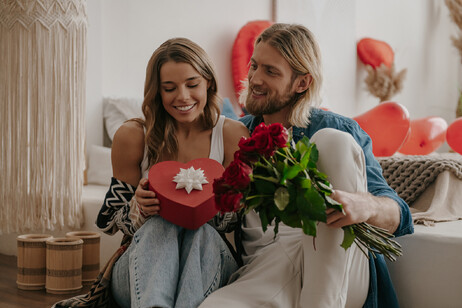 Abbracci e regali tra una giovane coppia per la festa di San Valentino foto iStock.