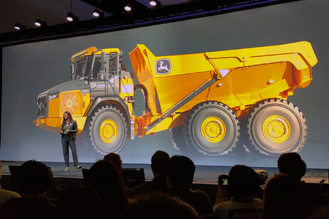 John Deere al CES 2025 lancia robo-dumper per lavori in cava