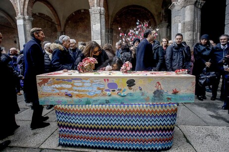 Funghi, fiori e sirene per salutare Rosita Missoni