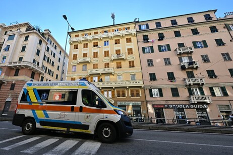 Two sisters in 'suicide plunge' in Genoa