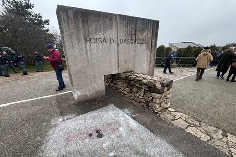 Una cerimonia alla foiba di Basovizza commemora le vittime