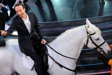 L'ingresso a cavallo di Roberto Benigni al teatro Ariston nel 2011