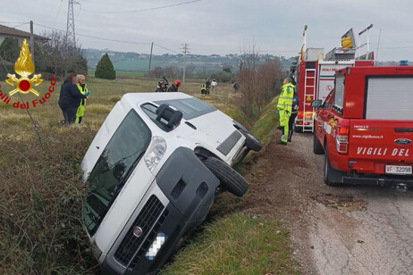 Fuori strada pulmino con persone disabili, tutti illesi Mezzo in uno scolo d'acqua nella zona di Deruta