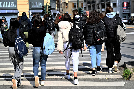 Studenti all'uscita da scuola (generica)