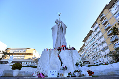 Papa Francesco ricoverato al Policlinico Gemelli