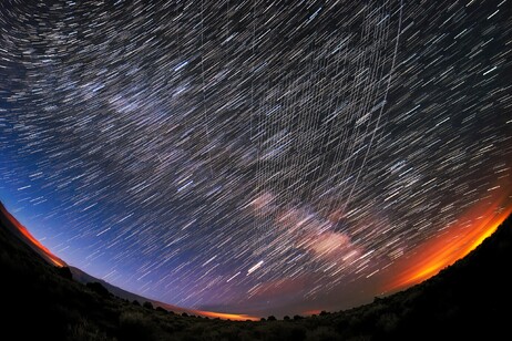 I satelliti Starlink nel cielo del New Mexico (fonte: M. Lewinsky/Creative Commons Attribution 2.0 da Wikimedia)