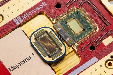 Il chip quantistico Majorana-1 di Microsoft (fonte: John Brecher per Microsoft)