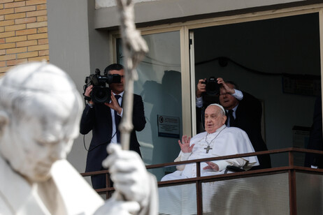 Il Papa si affaccia dal Gemelli