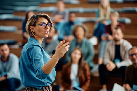 Una donna durante una presentazione pubblica foto iStock.