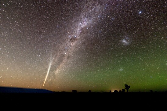 La cometa Lovejoy e la Via Lattea riprese dall’Australia nel Natale 2011 (fonte: Naskies, Wikipedia, CC-BY-SA-3.0)