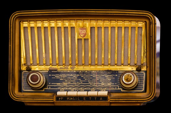 Una radio de'poca (fonte: Rawpixel)