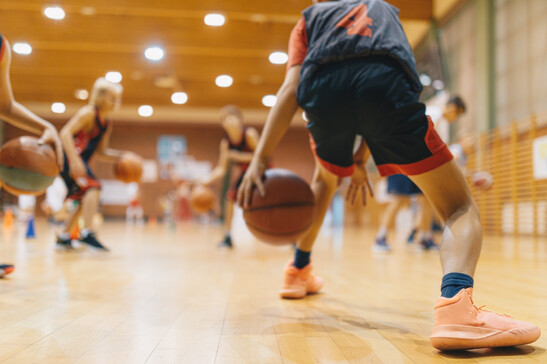 Una partita di basket, tra gli sport giovanili più amati. foto iStock.