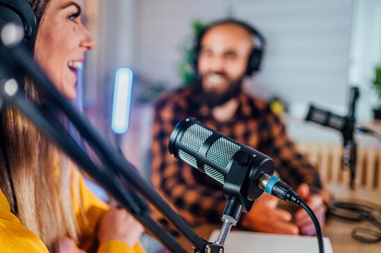 Due persone realizzano un podcast. foto iStock.