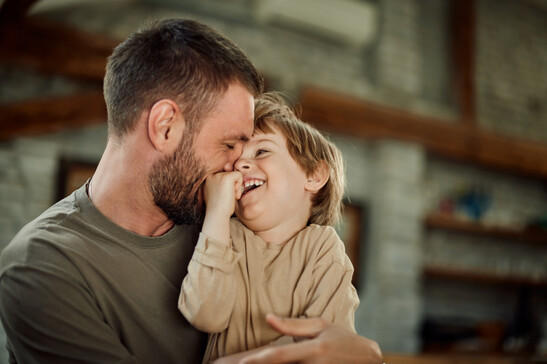 Momenti di tenerezza tra un padre e il figlio bambino foto iStock.