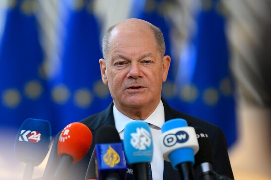 Scholz: "Non sarò l'ultimo cancelliere a beneficiare dello scudo nucleare statunitense"