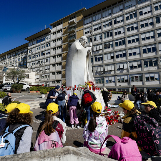 Il Papa deve reimparare a parlare, le cause e i tempi