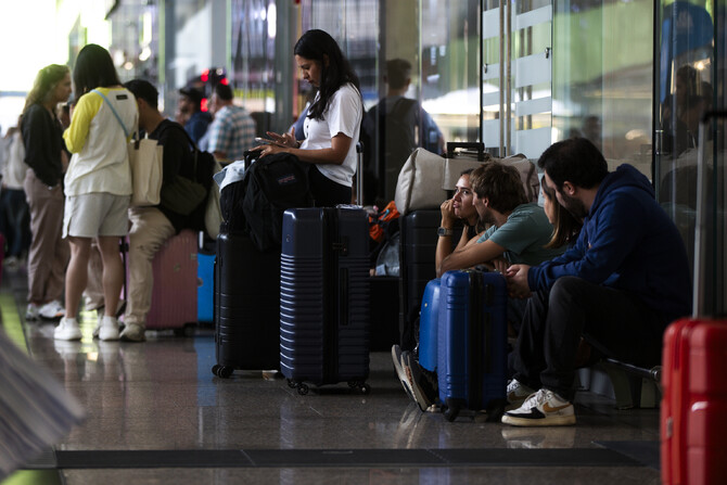 Passeggeri in attesa alla Stazione Termini (2 ottobre)