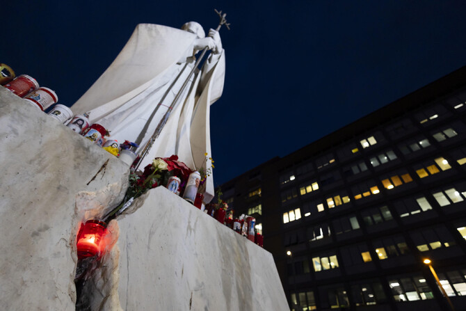 I lumini di Papa Francesco, sotto la statua di Giovanni Paolo II, al policlinico Gemelli