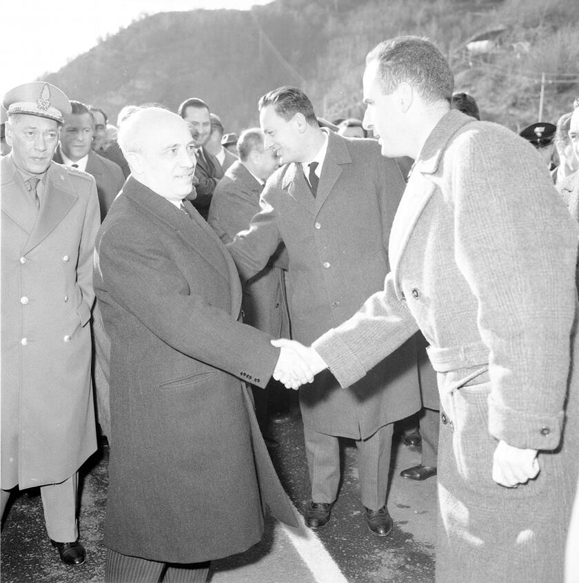 Inaugurazione del tratto appenninico dell'Autostrada del Sole. Il presidente del Consiglio Amintore Fanfani e il ministro dei Lavori Pubblici Benigno Zaccagnini, 1 dicembre 1960. ANSA