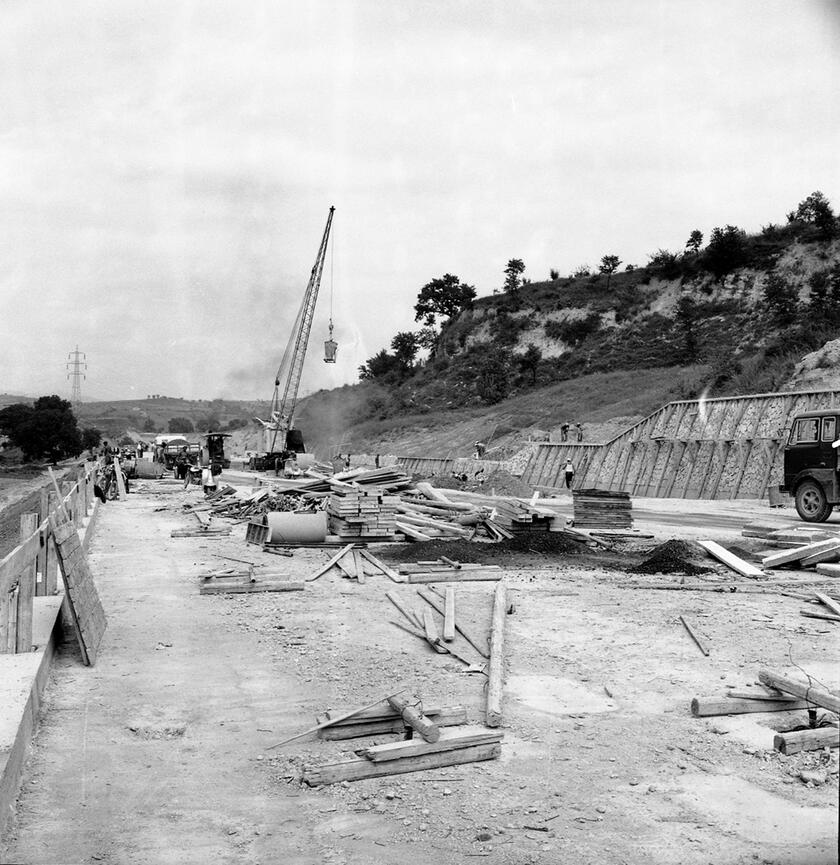 Lavori in corso sull'autostrada del Sole nel tratto Roma - Magliano Sabina, 13 settembre 1961. ANSA