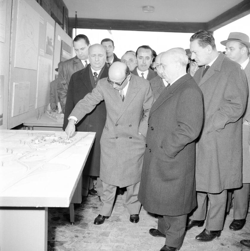 Inaugurazione del tratto appenninico dell'Autostrada del Sole. Il presidente del Consiglio Amintore  Fanfani, al centro, e, dietro di lui, il ministro dei Lavori Pubblici Benigno Zaccagnini, 1 dicembre 1960. ANSA