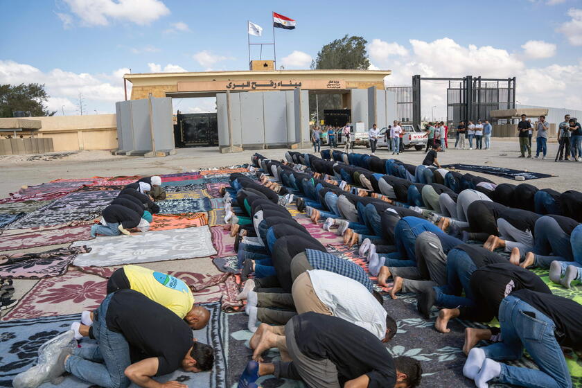 Egyptian NGO volunteers protest at Rafah crossing demanding aid delivery © ANSA/EPA