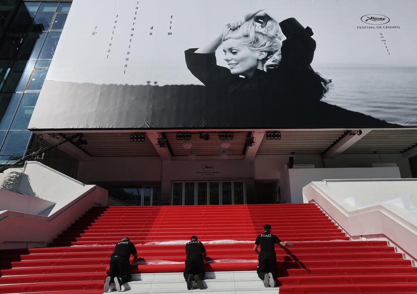 Preparazione del tappeto rosso sulle scale del Palais des Festivals prima della cerimonia di apertura © ANSA/EPA