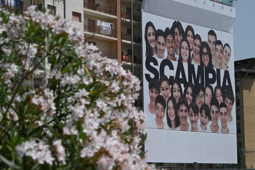 I volti dei ragazzi di Scampia, ritratti da Oliviero Toscani, esposti sulle impalcature dei palazzi