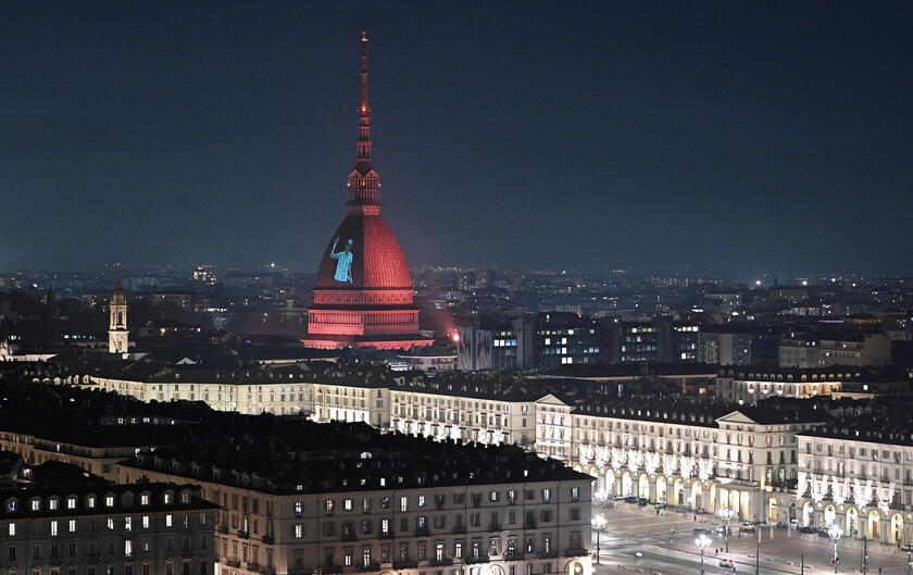 Sinner: Torino illumina la Mole e i ponti in segno di omaggio - RIPRODUZIONE RISERVATA