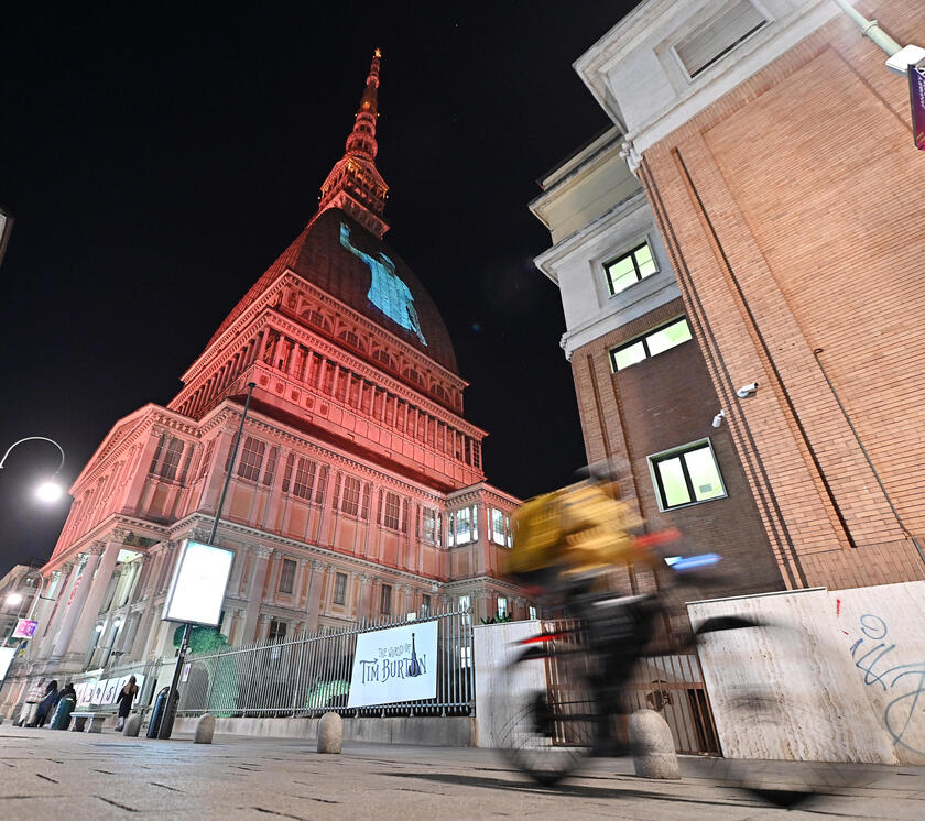 Sinner: Torino illumina la Mole e i ponti in segno di omaggio - RIPRODUZIONE RISERVATA