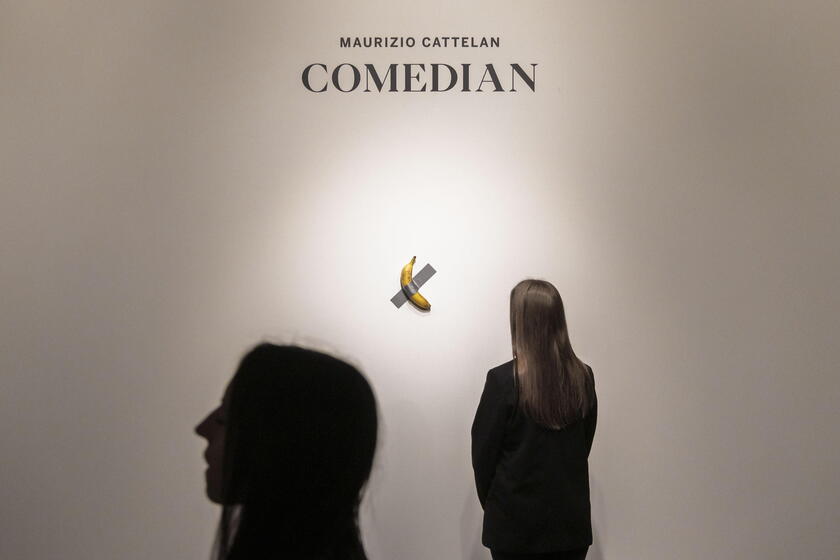 Oltre sei milioni da Sotheby's per la banana di Cattelan