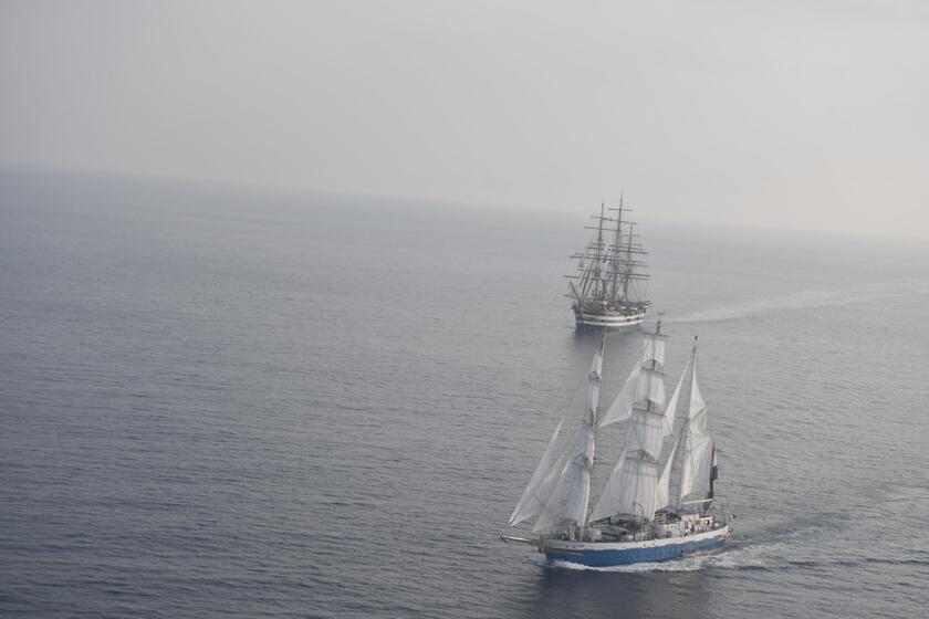 Incontro della nave Amerigo Vespucci con la ave a vela Tarangini della Marina Militare Indiana