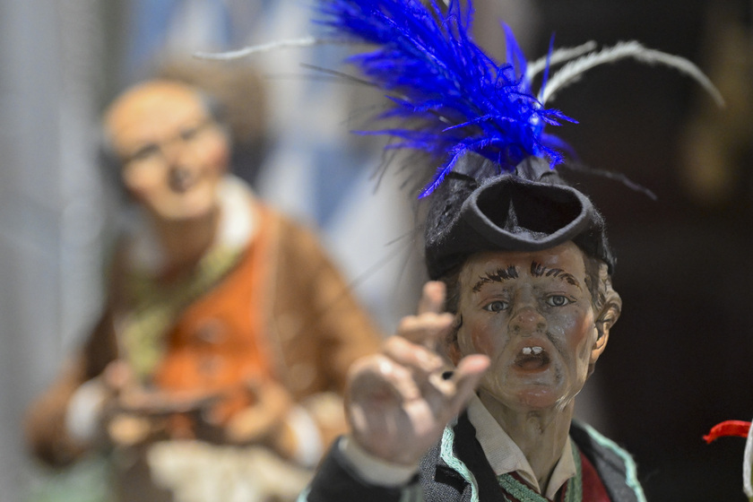 Napoli, alla chiesa di Santa Marta il Presepe dei fondaci con la statuina di Matilde Serao