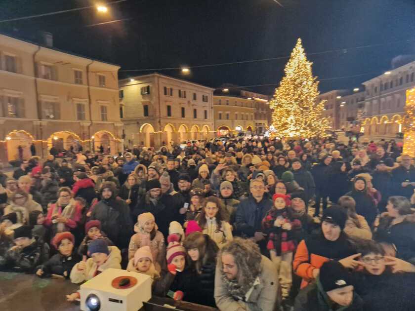 A San Severino l'Albero di Natale 'più bello delle Marche'