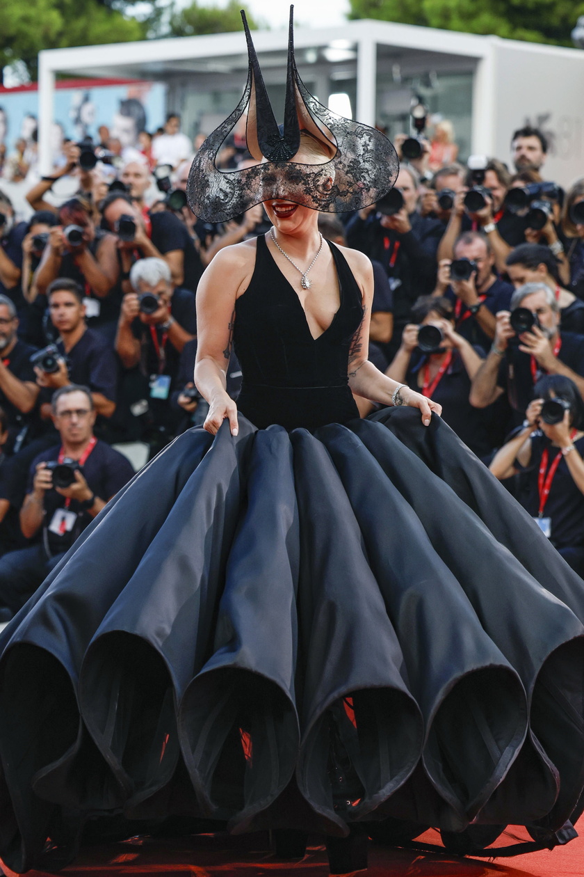 Lady Gaga regina di Venezia, luci rosse su Diva Futura