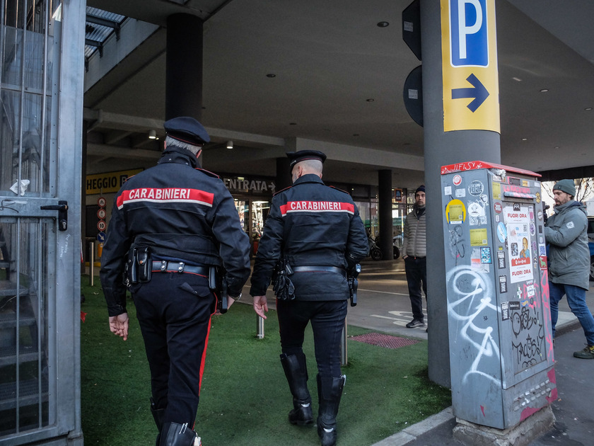 Abusi su una 19enne a Milano, un arresto e caccia al branco