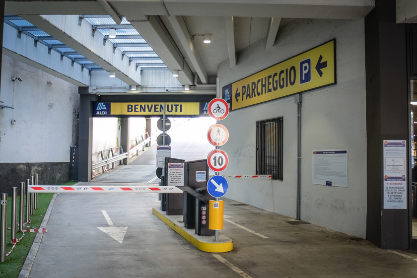 Abusi su una 19enne a Milano, un arresto e caccia al branco