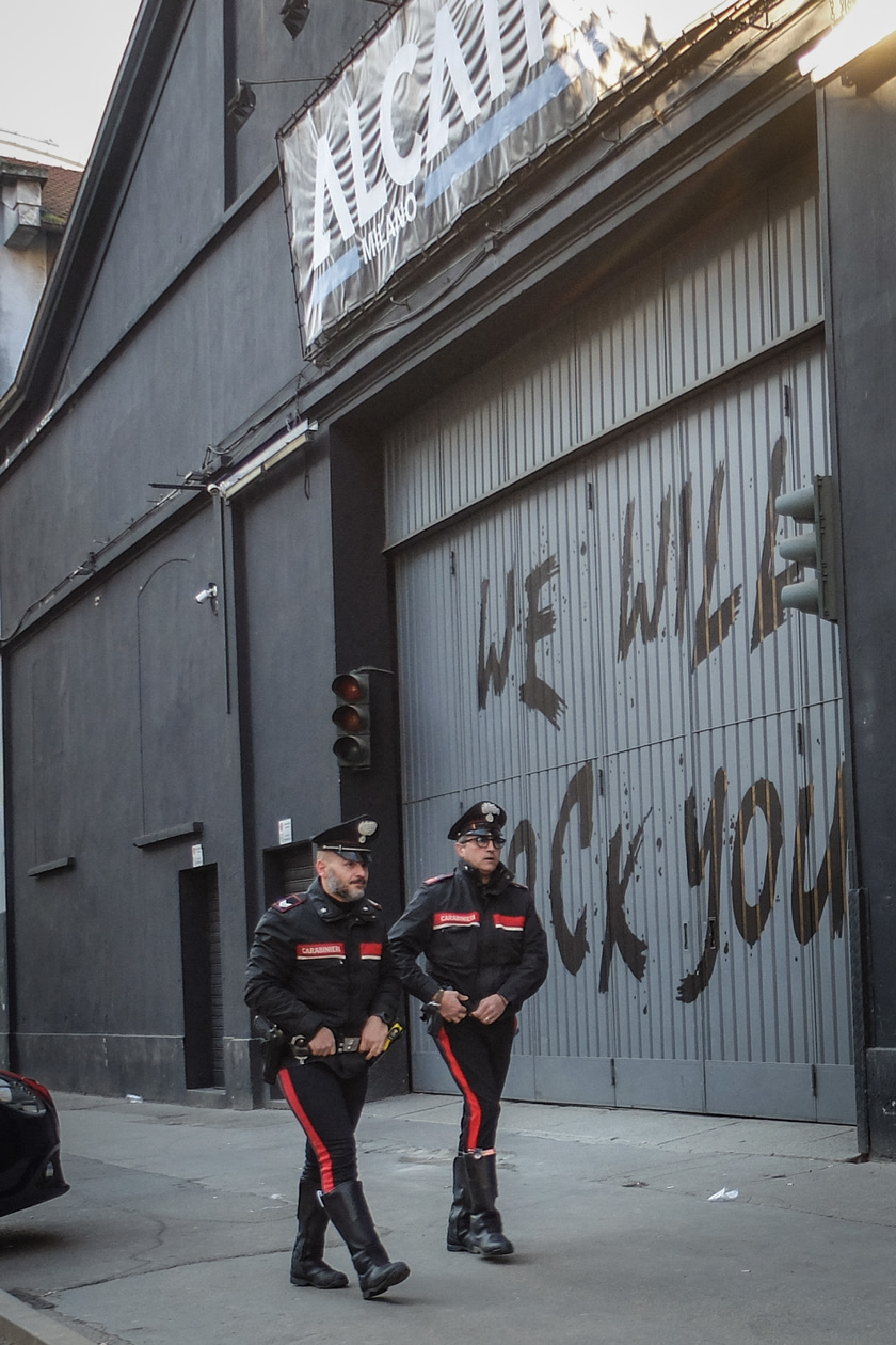 Abusi su una 19enne a Milano, un arresto e caccia al branco