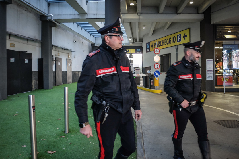 Abusi su una 19enne a Milano, un arresto e caccia al branco