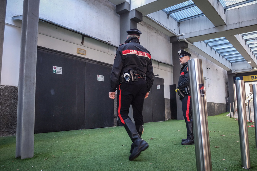 Abusi su una 19enne a Milano, un arresto e caccia al branco