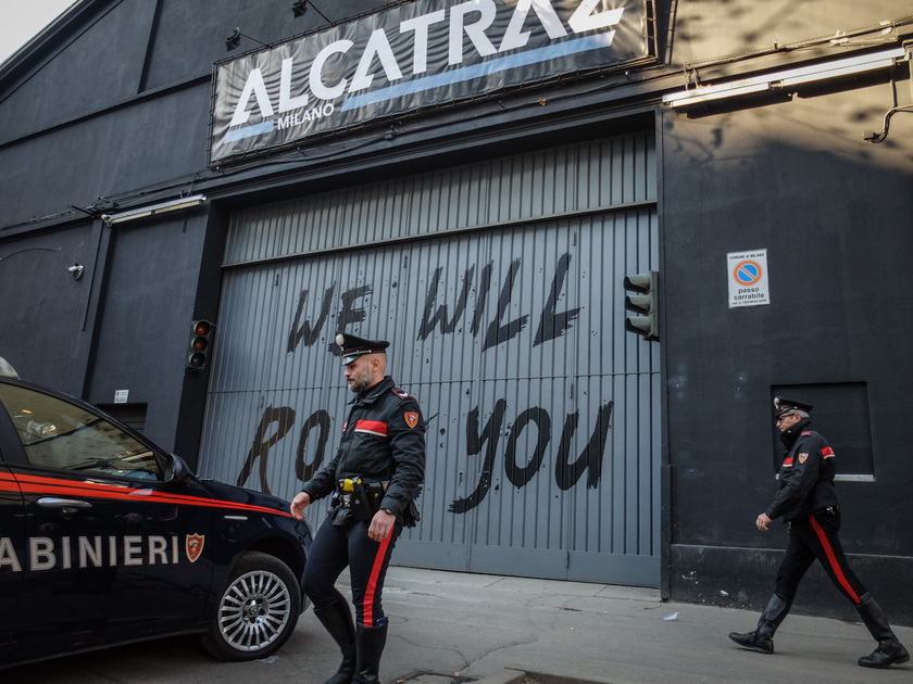 Abusi su una 19enne a Milano, un arresto e caccia al branco