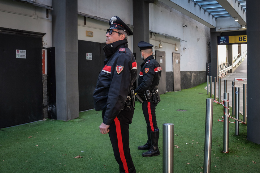 Abusi su una 19enne a Milano, un arresto e caccia al branco