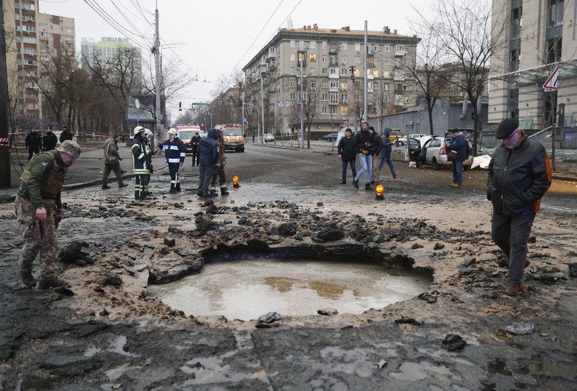 Russian missile strike hits Kyiv