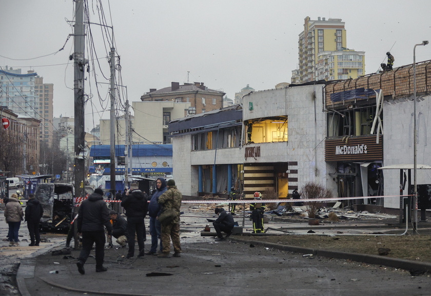 Russian missile strike hits Kyiv